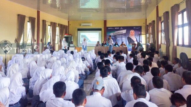 Direktur Keuangan dan Manajemen Risiko PT Timah Hadirkan Kelas Inspirasi di SMAN 1 Mentok