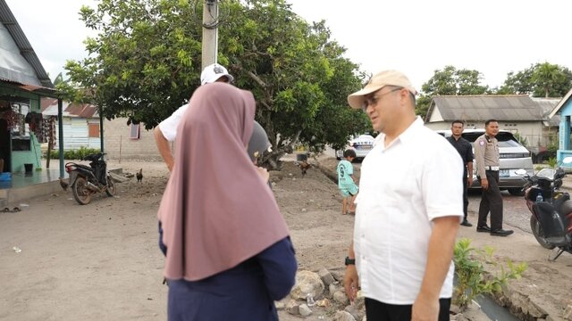 Erzaldi Rosman Berikan Dukungan dan Bantuan Tunai kepada Korban Kebakaran di Bangka Tengah