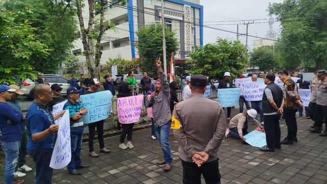 Aksi Demo di Bawaslu Pangkalpinang: Kotak Kosong Tuntut Pemberhentian Komisioner