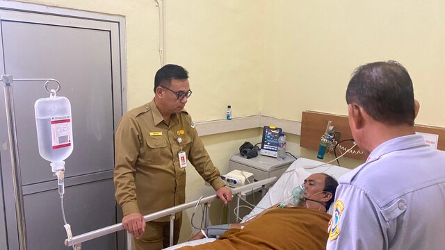 Bentuk Kepedulian Korpri Terhadap ASN, Sekda Pangkalpinang Besuk Pegawai Dishub yang Sakit
