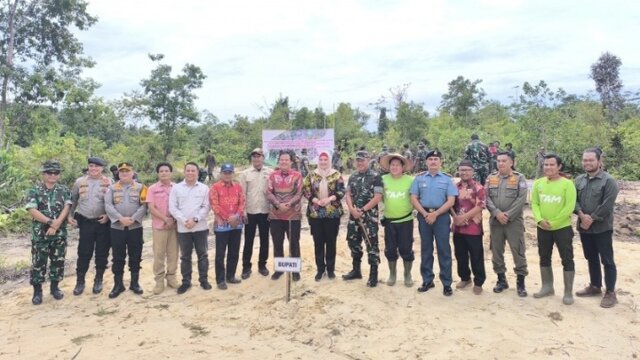 Sinergi PT TAM dan Korem 045/Gaya: Hijaukan Lahan Kritis di Desa Tiram