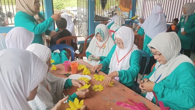 PT Timah Beri Dukungan Seragam untuk Sekolah Lansia Berdaya Belo Laut