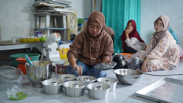 Kelompok UMKM Mandiri Puding Besar Terima Bantuan PT Timah
