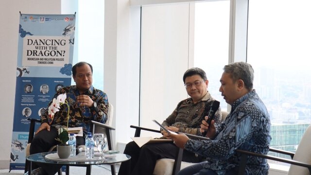 Dancing With The Dragon? Indonesia and Malaysia Policies Towards China