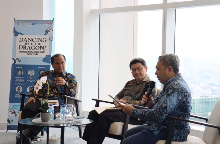 Dancing With The Dragon? Indonesia and Malaysia Policies Towards China