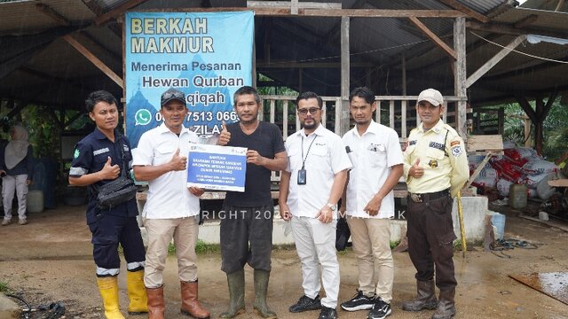 PT Timah Berikan Bantuan Pengembangan Kandang Ternak Kambing di Parit 3