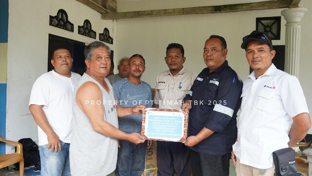 Berkah Imlek, Nelayan Asal Desa Bakit ini Terima Mesin Tempel dari PT Timah
