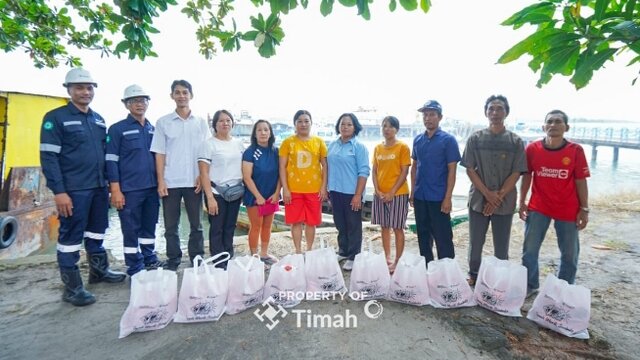 Banjir di Desa Lumut, PT Timah Serahkan Bantuan Paket  Sembako untuk Warga Terdampak