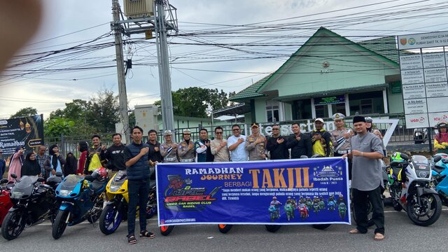 Komunitas Motor URC Pangkalpinang Bagikan Nasi Kotak Untuk Buka Puasa