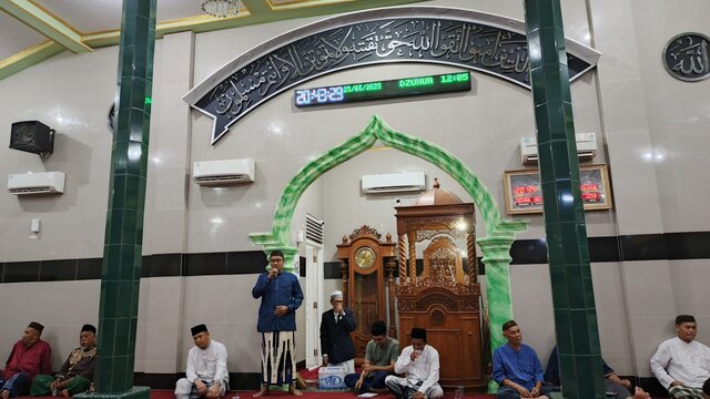 Plt Asisten Perekonomian dan Pembangunan Kota Pangkalpinang Beri Santunan ke Kaum Duafa di Masjid Al-Ulya