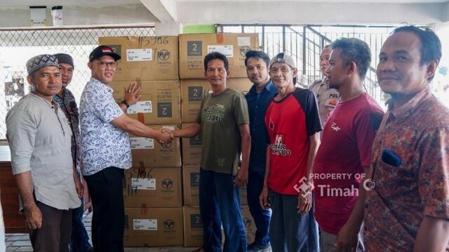 Nelayan di Dusun Tanah Merah Terima Bantuan Mesin Tempel 10 PK dari PT Timah