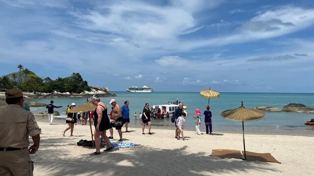 Kapal Pesiar Mewah Paul Gauguin Berlabuh di Pantai Parai Bangka