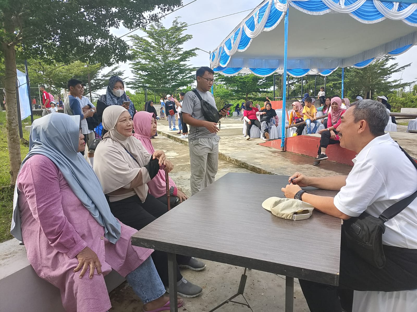 Senam Sehat dan Pemeriksaan Jantung Gratis di Taman Bukit Dealova, dr. Ismi Purnawan Ajak Warga Hidup Sehat