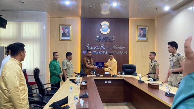 Plt Asisten Perekonomian dan Pembangunan Kota Pangkalpinang Hadiri Penutupan Magang Praja IPDN 2025