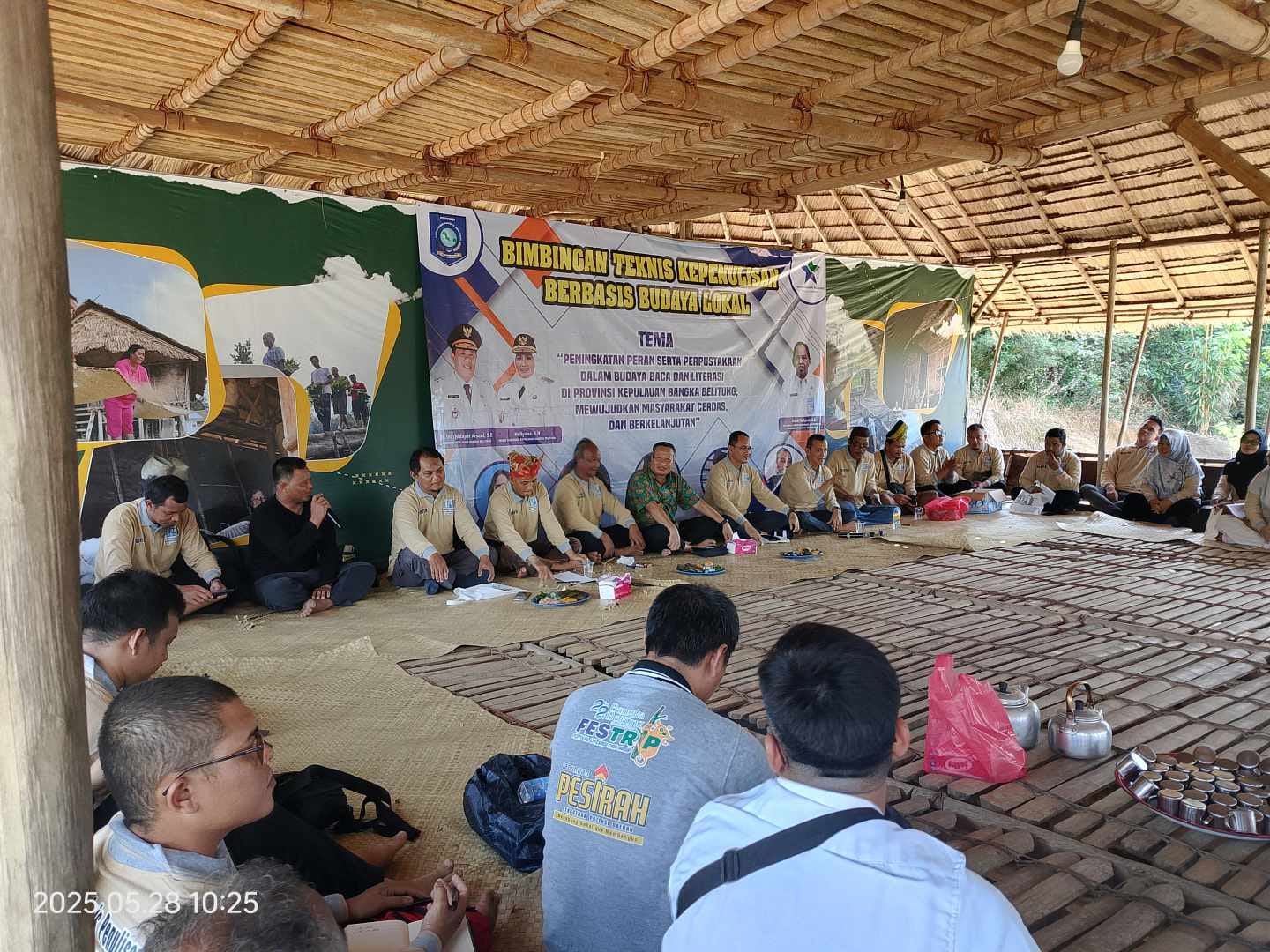 Hari Kedua Bimtek Kepenulisan Berbasis Budaya Lokal di Rumah Adat Gebong Memarong