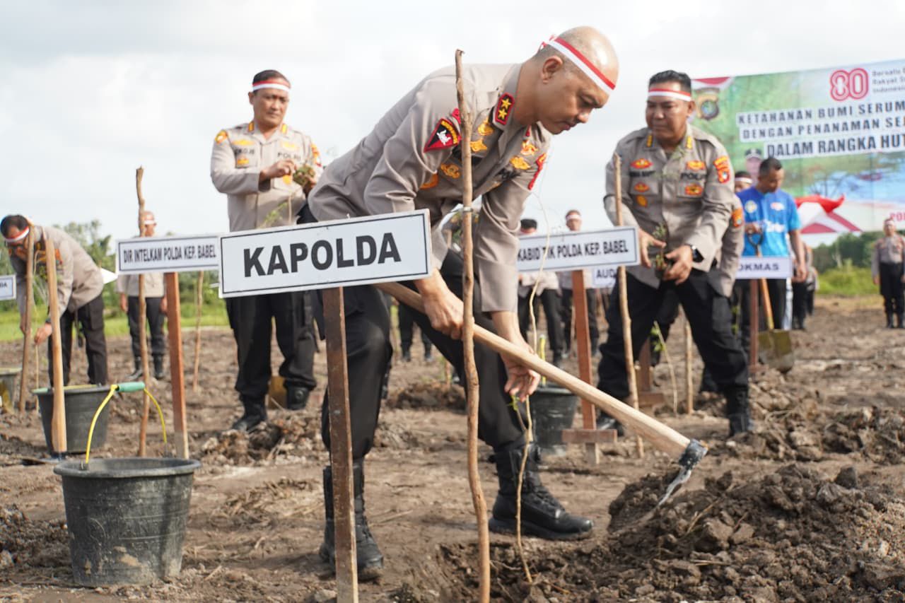 Sambut HUT RI Ke-80, Polda Babel Tanam Ribuan Bibit Pohon