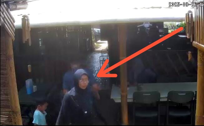 Perempuan Ini Diduga Antar Amplop Money Politik Rp300 Ribu, Partai Ummat Cabut Dukungan untuk Paslon Basit–Dede