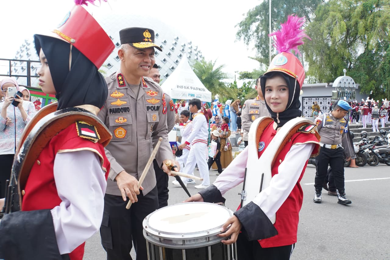 Kapolda Babel Turut Menyaksikan Karnaval HUT ke-80 RI di Pangkalpinang