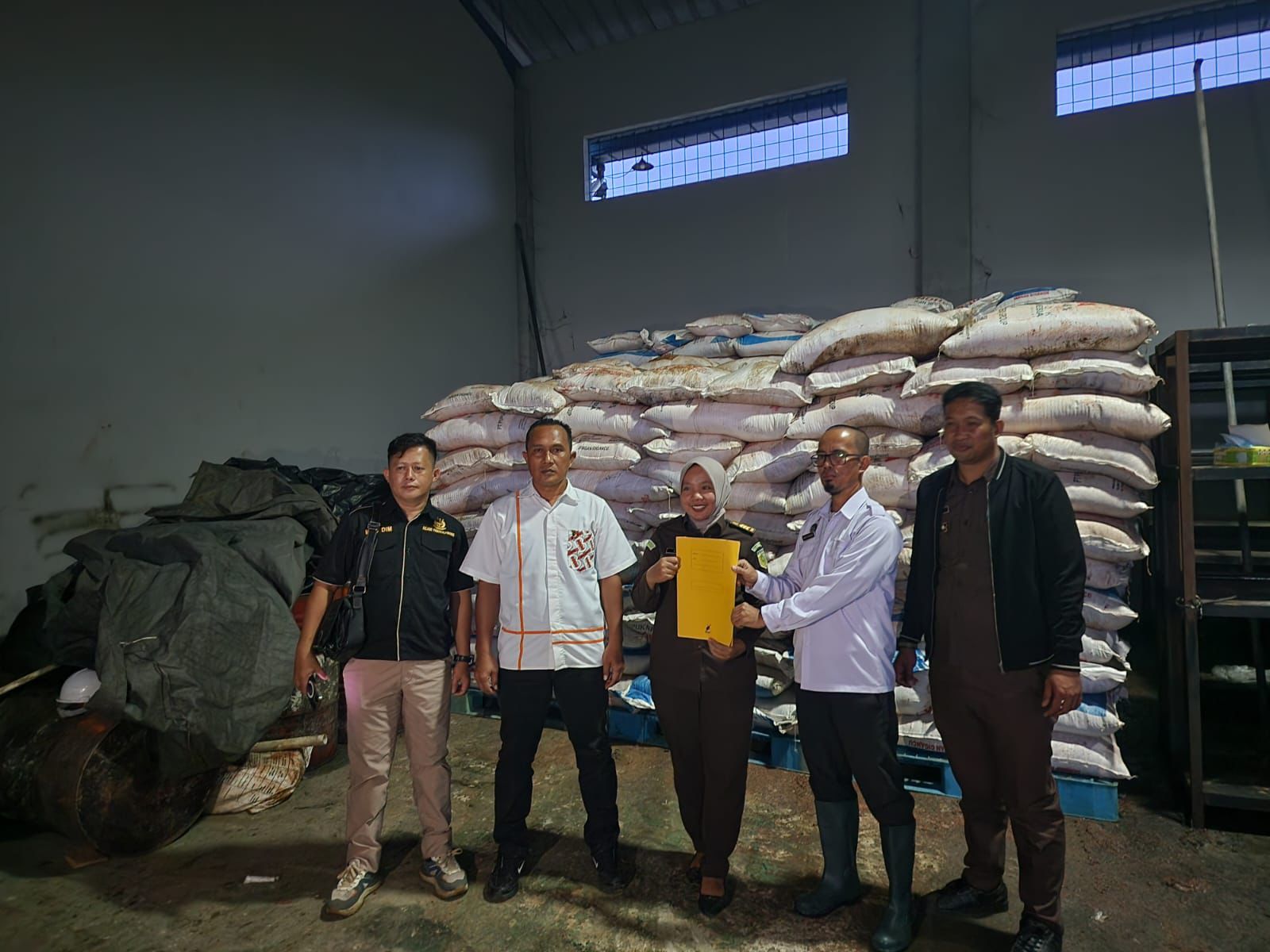 Dua Tersangka Kasus Penyeludupan Pupuk Bersubsidi Diserahkan ke Kejari Bangka Tengah