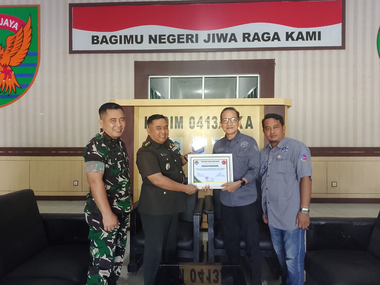 PJS Babel Serahkan Piagam Penghargaan kepada Kodim 0413/Bangka dalam Rangka HUT TNI ke-80