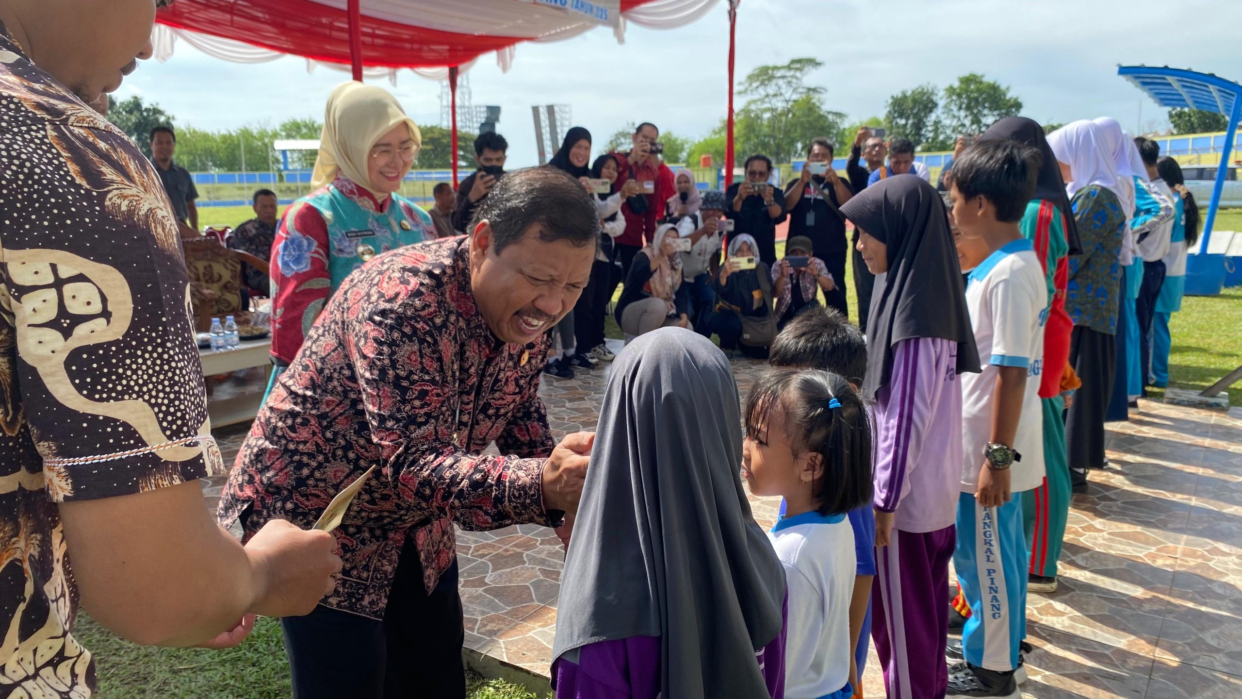 1.041 Siswa di Pangkalpinang Terima Beasiswa dan Perlengkapan Sekolah dari Walikota