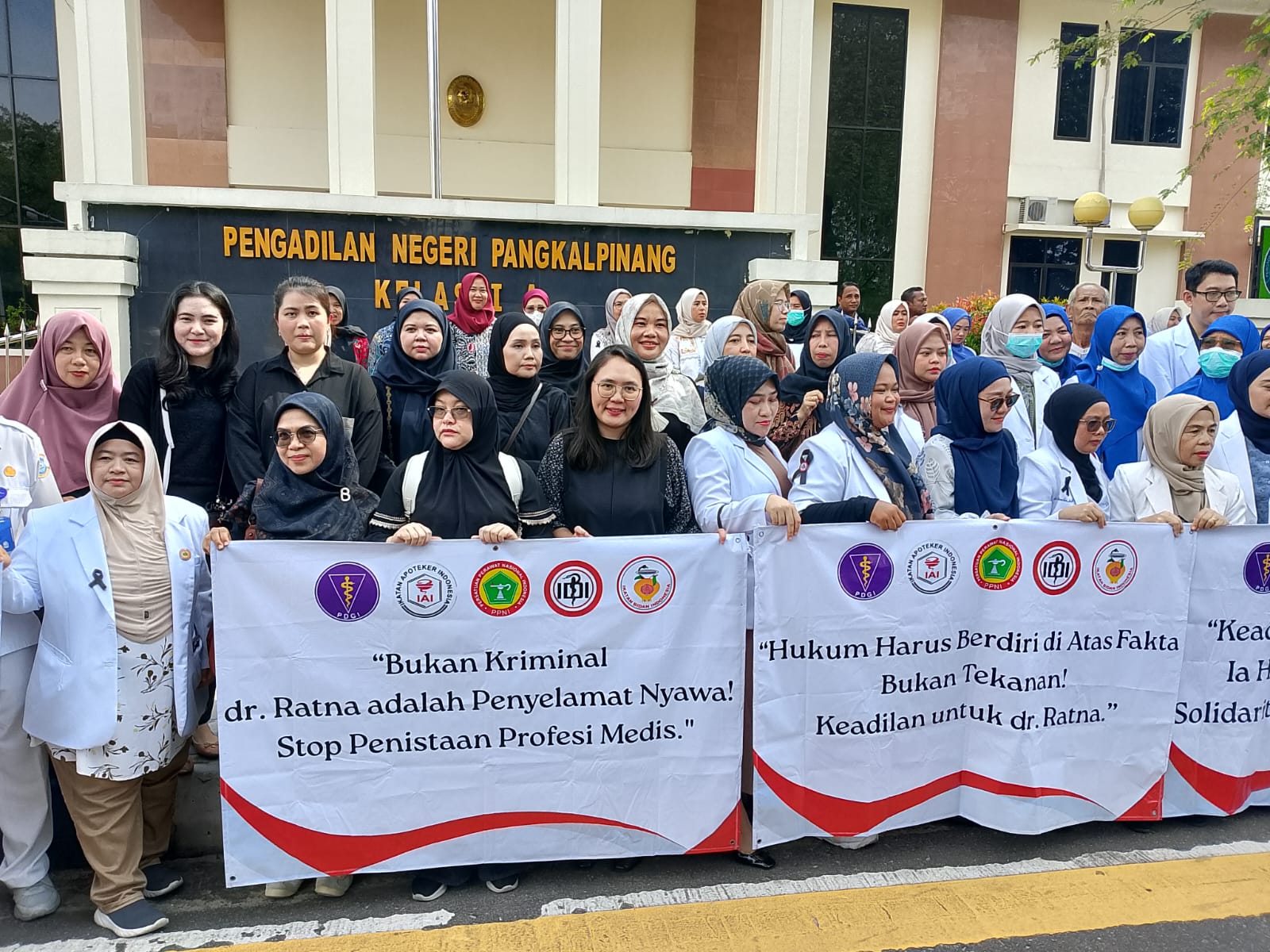 Sidang Perdana Memanas, Barisan Tenaga Medis Babel Padati PN Pangkalpinang Tuntut Keadilan