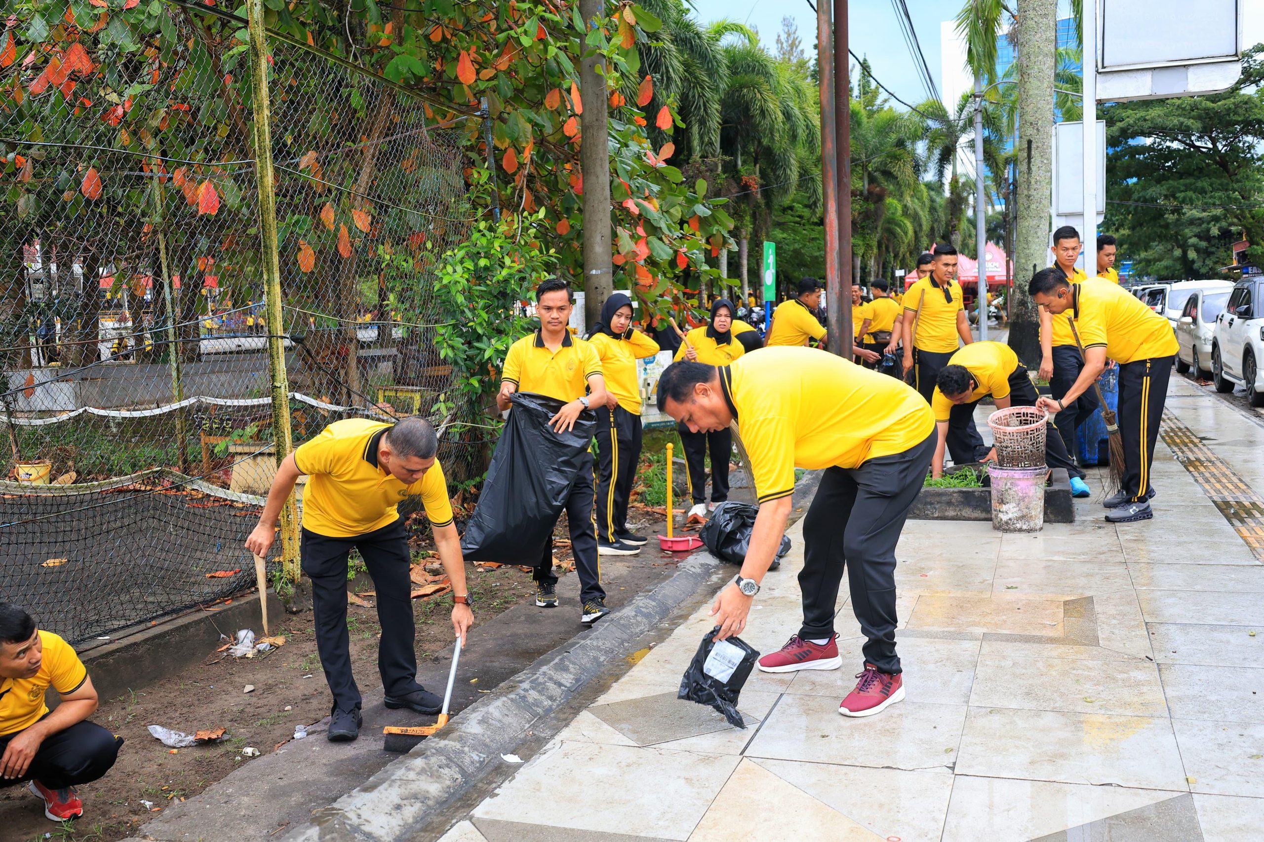 Ribuan Personel Polda Babel Gelar Kerja Bakti di ATM Pangkalpinang