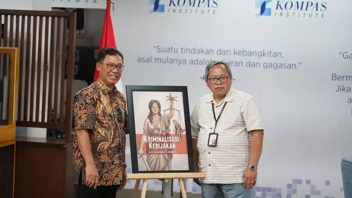 Ilustrasi gedung kantor BUMN dan simbol timbangan hukum terkait kriminalisasi kebijakan BUMN di Indonesia