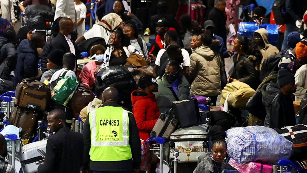 Warga Ghana menunggu proses repatriasi di bandara Johannesburg seiring meningkatnya xenofobia afrika selatan terhadap imigran asing