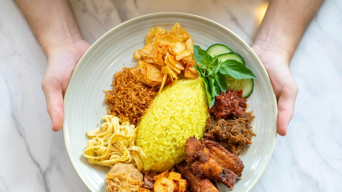 Gubernur Bangka Belitung Hidayat Arsani saat acara halal bihalal dengan beragam sajian kuliner khas Lebaran termasuk lontong sayur di rumah dinas