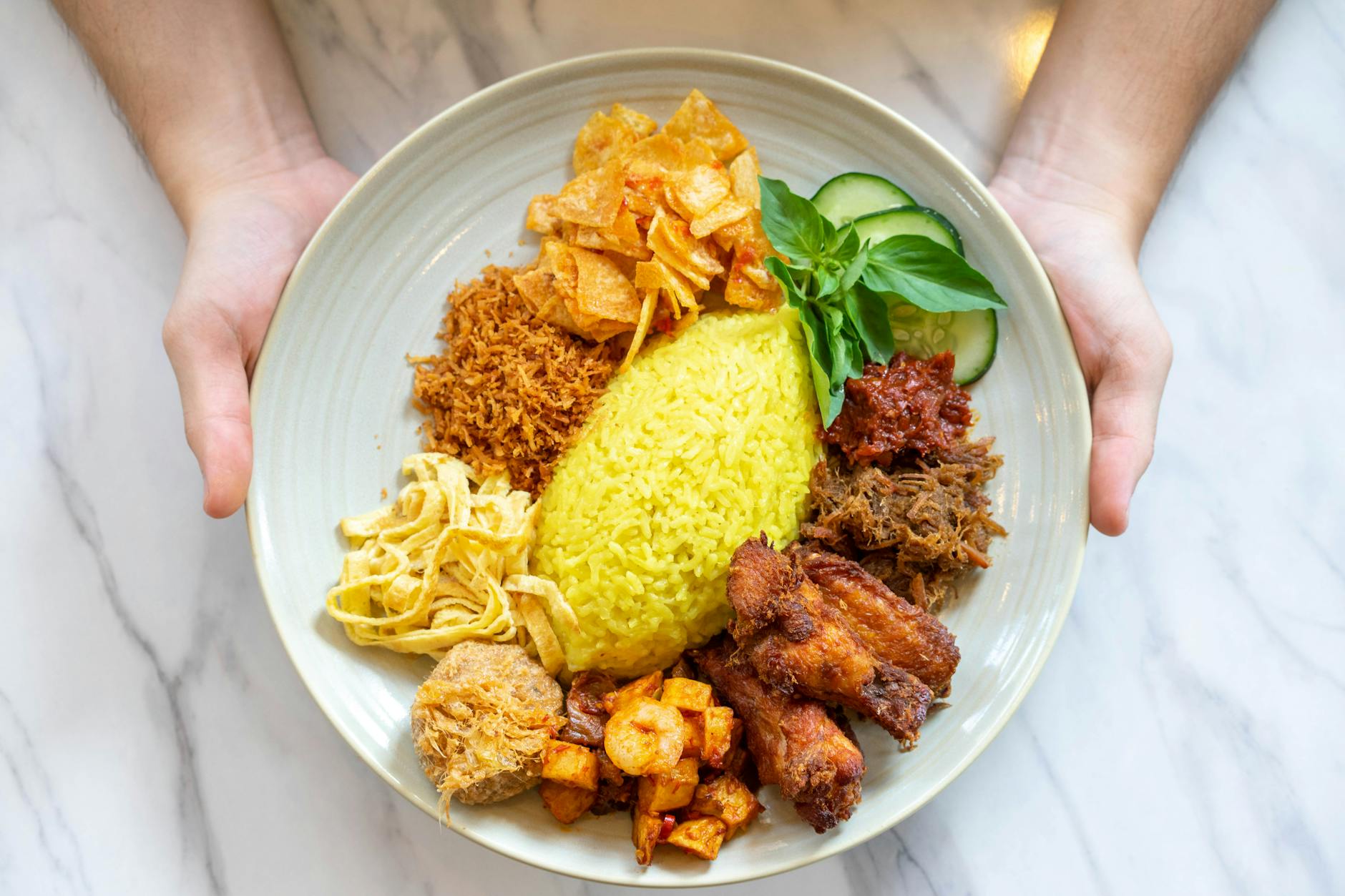Gubernur Bangka Belitung Hidayat Arsani saat acara halal bihalal dengan beragam sajian kuliner khas Lebaran termasuk lontong