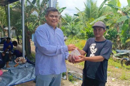 PWI Bangka Tengah dan PT Timah Bagikan Kurban ke Masyarakat Perbatasan