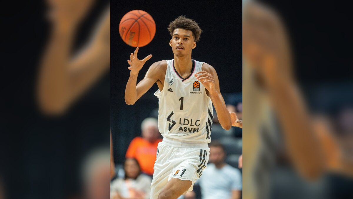Victor Wembanyama menghibur Carter Bryant di pinggir lapangan saat playoff Spurs