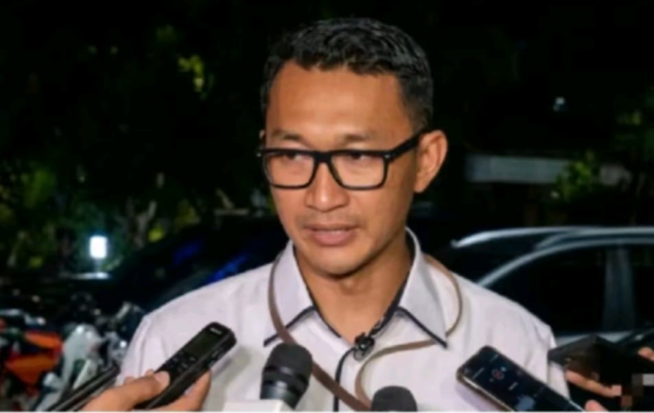 Silmy Karim tiba di Gedung KPK untuk menyerahkan diri terkait kasus korupsi pada malam hari