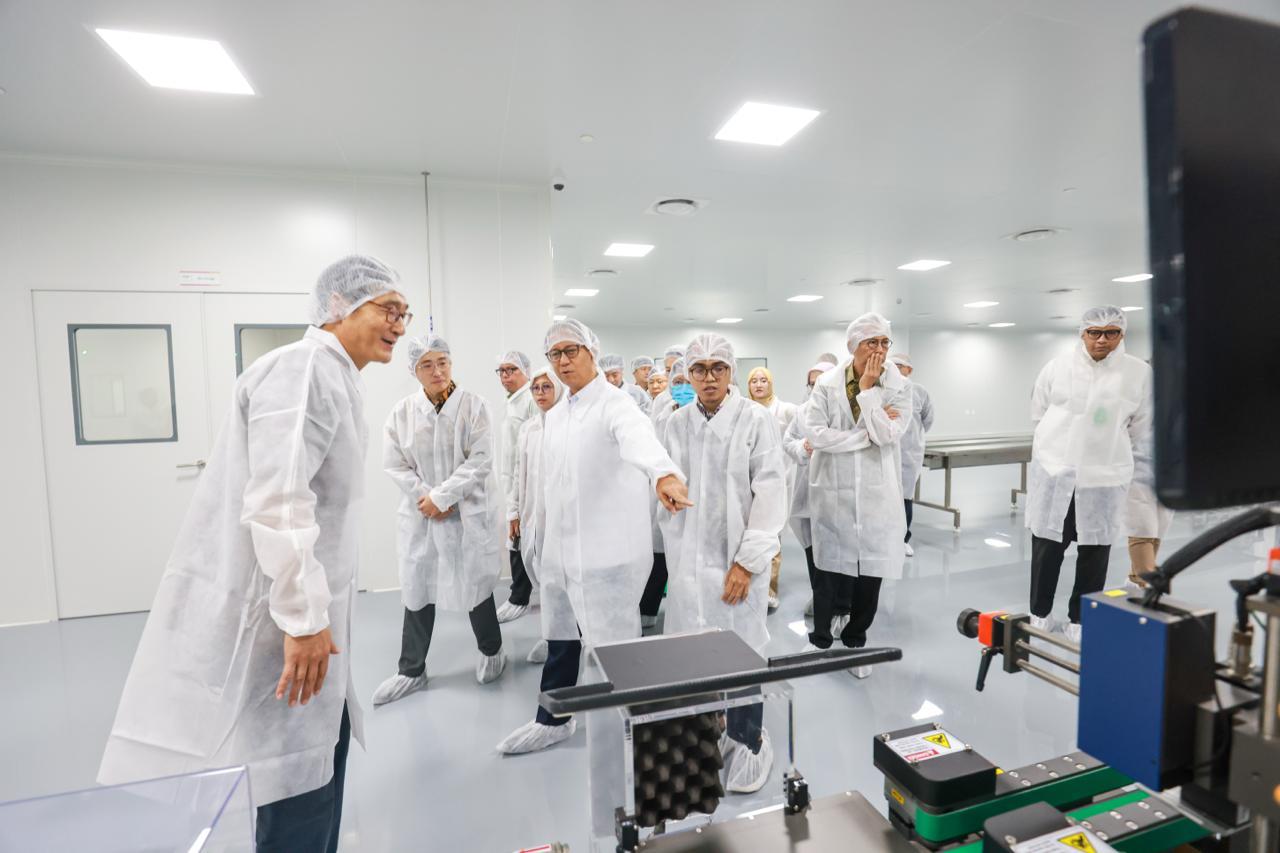 Menkes Budi Gunadi Sadikin meninjau fasilitas hilirisasi SK Plasma Core Indonesia untuk mendorong kemandirian obat nasional