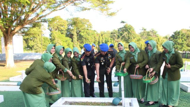 HUT Ke-80 Pomad, Dandenpom ll/5 Bangka Pimpin Ziarah Rombongan di TMP Pawitralaya