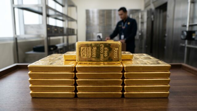 Harga Emas Antam Hari Ini Anjlok Rp 15.000 per Gram