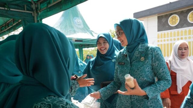 Dukung Ekonomi Keluarga, Ketua TP-PKK Babel Borong Produk UMKM di Pameran UP2K