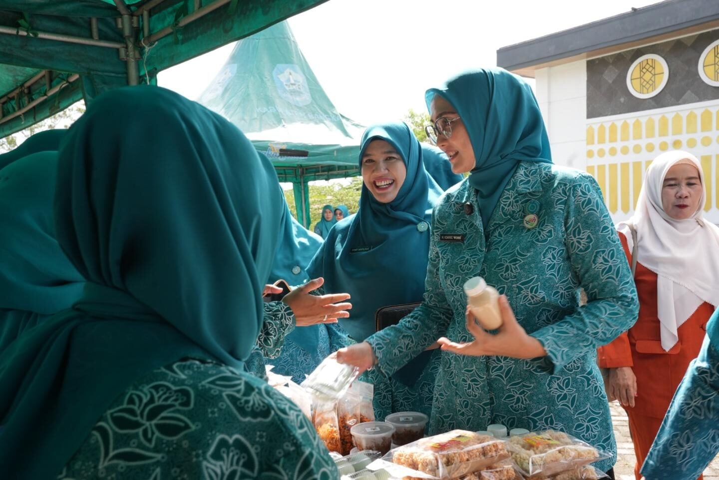 Dukung Ekonomi Keluarga, Ketua TP-PKK Babel Borong Produk UMKM di Pameran UP2K
