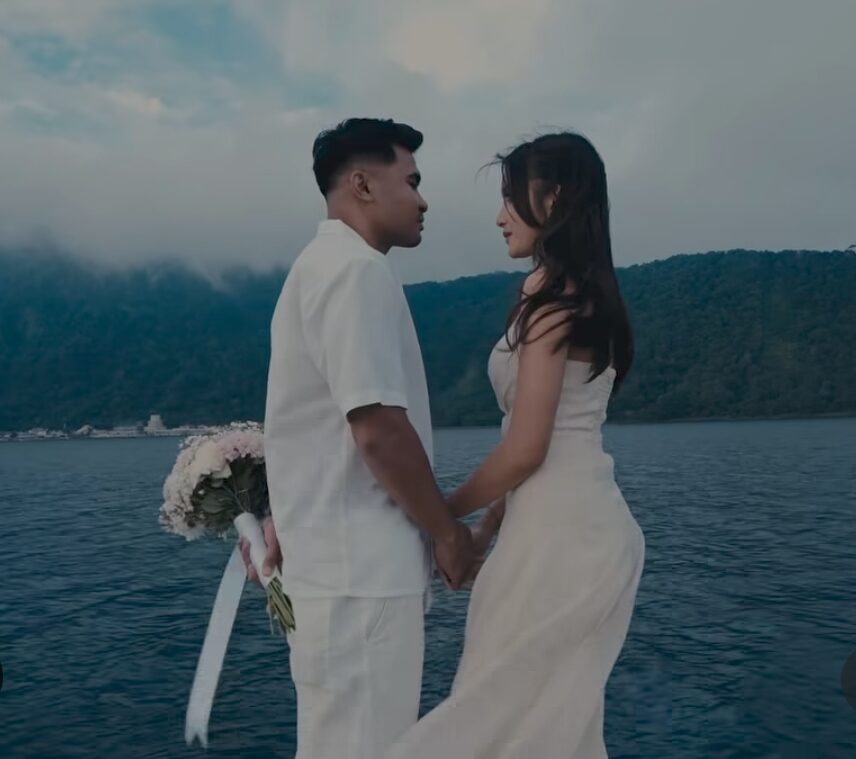 Asnawi Mangkualam Lamar Yuriska Patricia di Tengah Laut