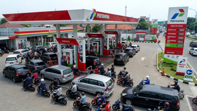 Antrean Panjang BBM di Pemkab Bangkalan Bukan Kelangkaan, Melainkan Keterlambatan Distribusi