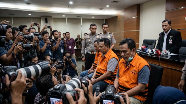 KPK Tahan 3 Tersangka Korupsi Pembangunan Gedung Lamongan 2017-2019