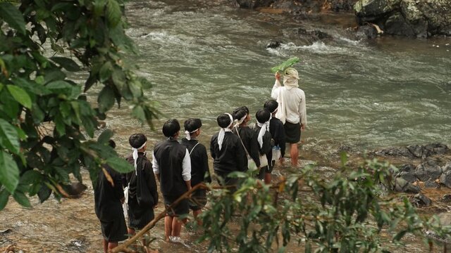 Ritual Ambil Air Suci Umbul Jumprit Awali Waisak 2570 BE