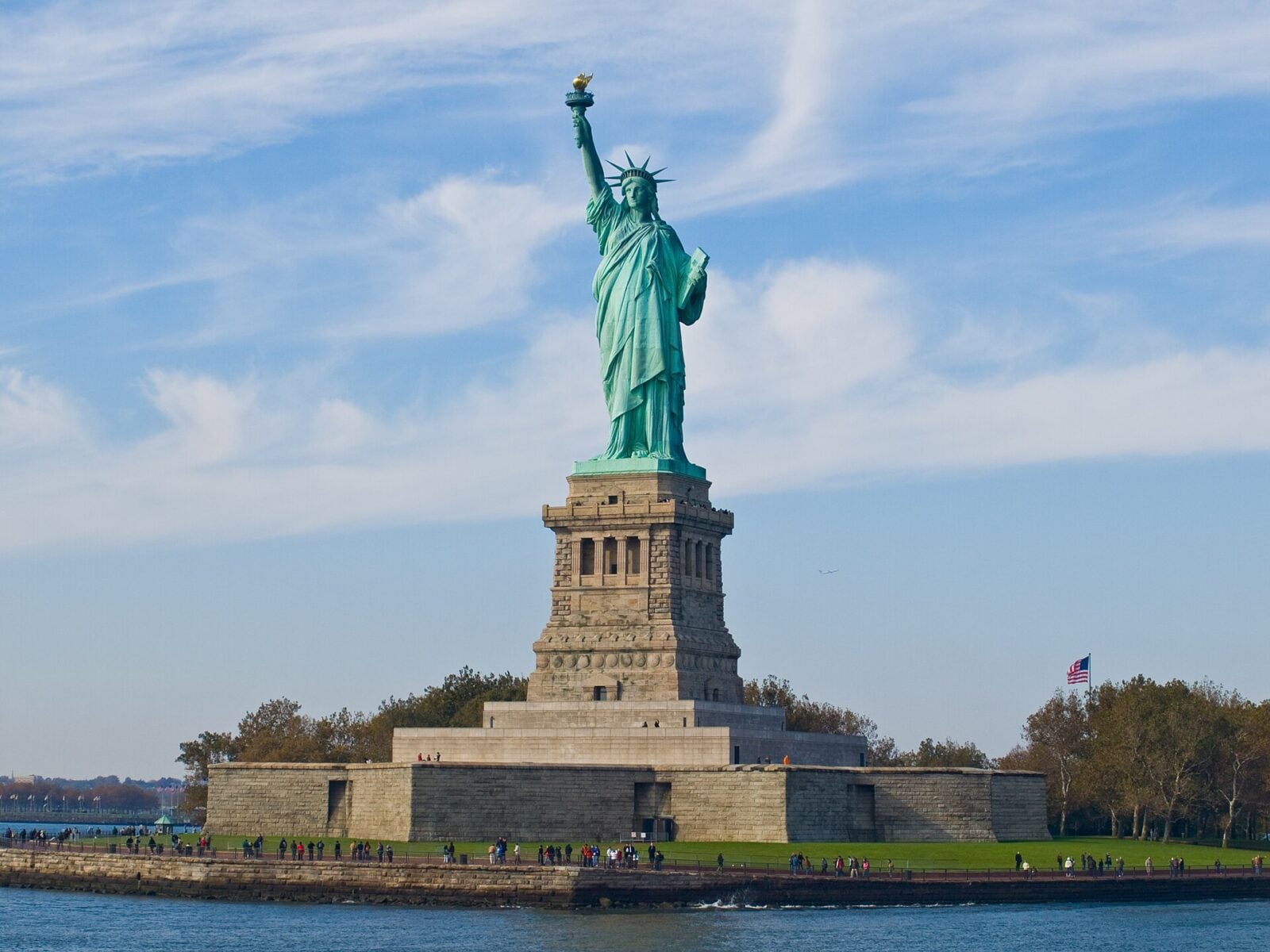 Pemandangan Statue of Liberty dari sisi New Jersey dekat Liberty State Park