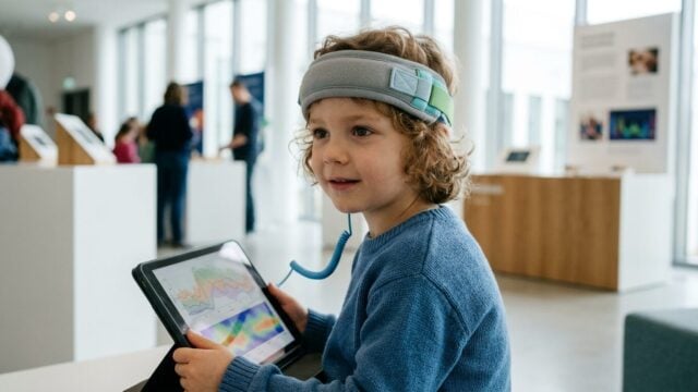 Anak menggunakan perangkat Brain Visualizer untuk memantau aktivitas otak