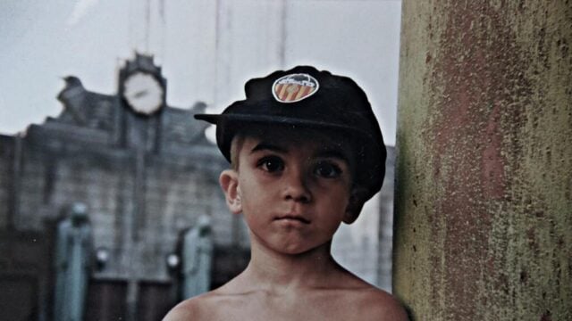 Ferran Torres kecil memakai topi Valencia CF — foto masa kecil via Mundo Deportivo
