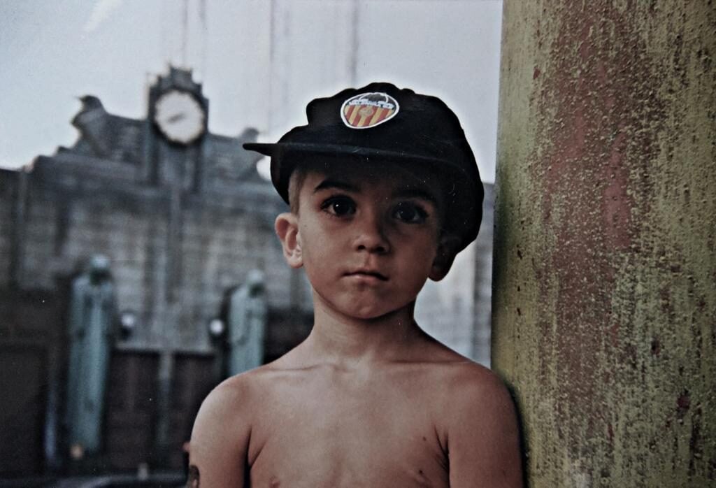 Ferran Torres kecil memakai topi Valencia CF — foto masa kecil via Mundo Deportivo