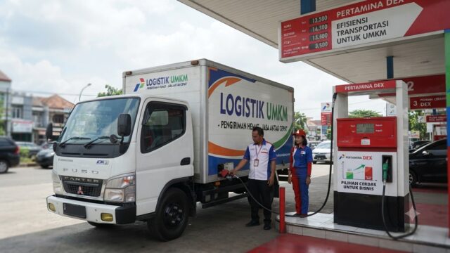 Truk logistik UMKM sedang mengisi bahan bakar di SPBU sebagai strategi efisiensi budget transportasi