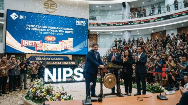 Suasana pencatatan perdana saham PT Niramas Utama Tbk di Bursa Efek Indonesia dihadiri Menko Perekonomian