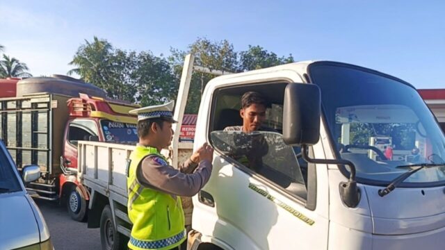 Personel Polres Bangka Barat memantau antrean kendaraan di SPBU untuk memastikan kelancaran distribusi BBM